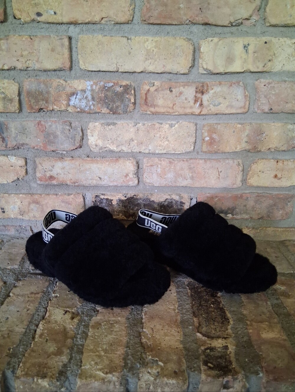 UGG FLUFF SLINGBACK SANDALS SIZE 9